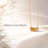 Infinite Cross Barrel 首元に、さりげない存在感。途切れることなく続くクロス。